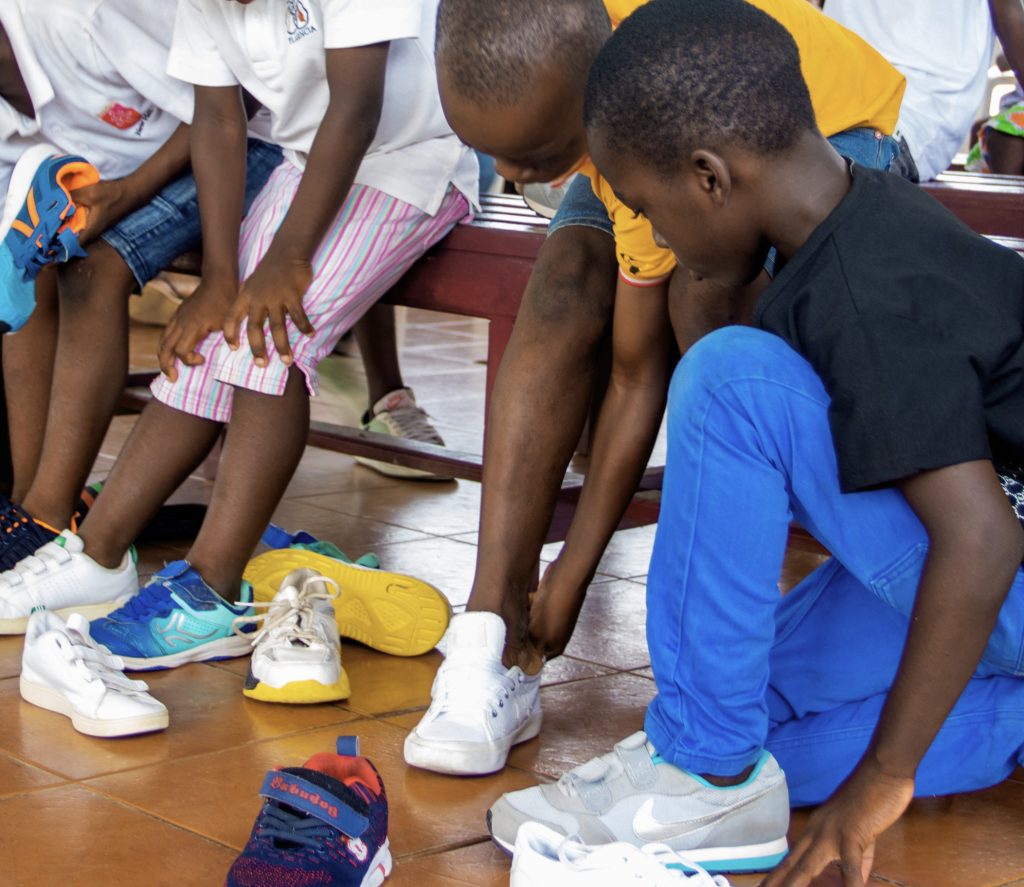 donación de zapatillas en Guinea Ecuatorial